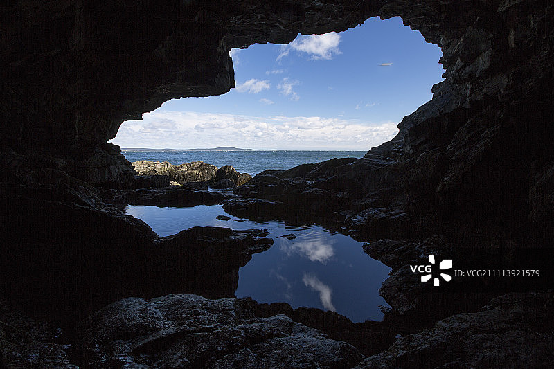 阿卡迪亚国家公园海葵洞中天空倒影的潮汐池图片素材