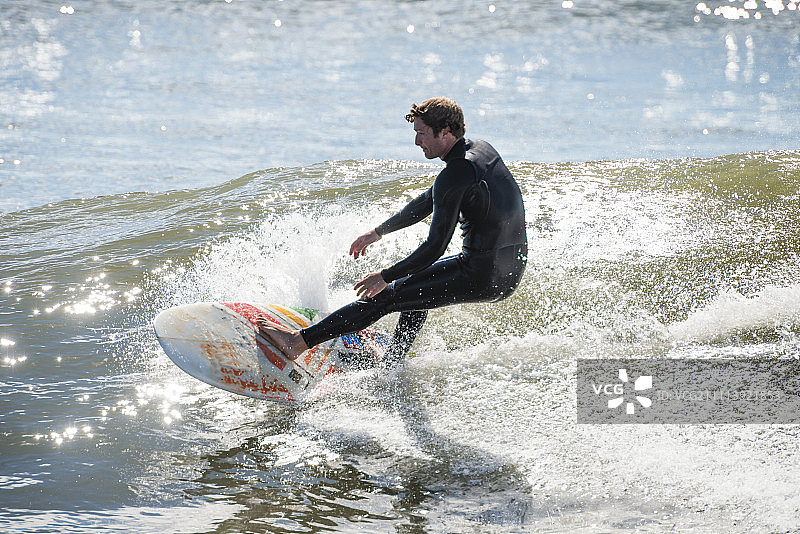 在美国新英格兰罗德岛冲浪的男人图片素材