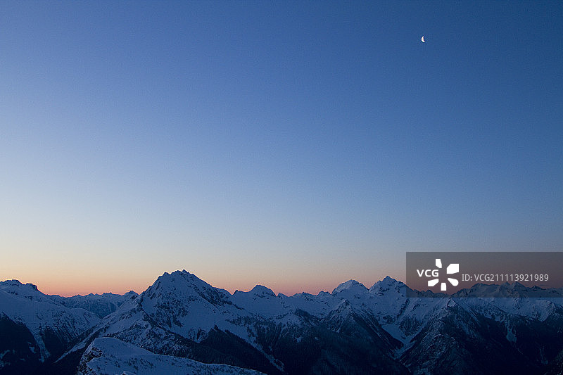 美国华盛顿州喀斯喀特山脉的山景图片素材