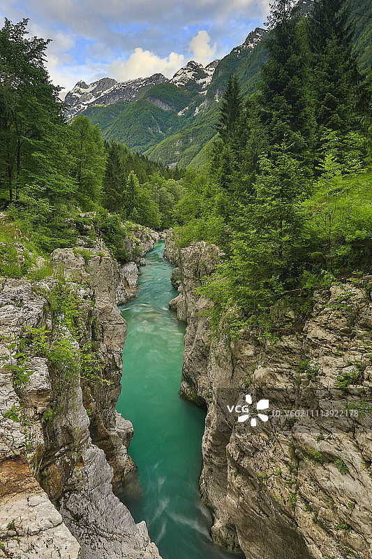 斯洛文尼亚博韦茨的索卡河穿过狭窄的峡谷图片素材