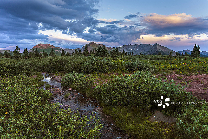 科罗拉多小径泰勒湖附近的日落图片素材