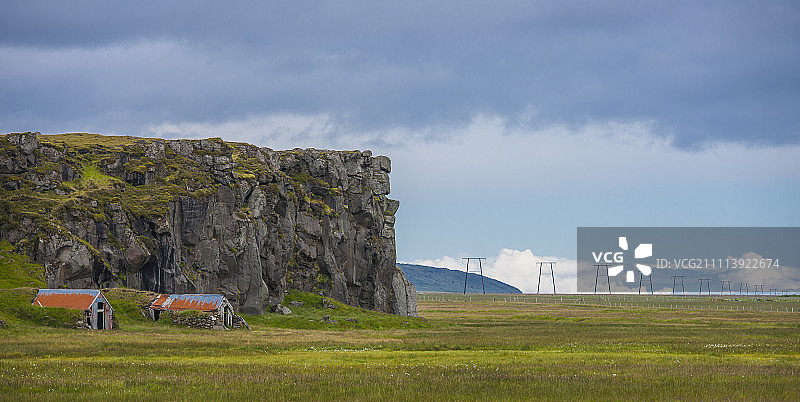 Hnappavellir悬崖附近的两座羊棚图片素材