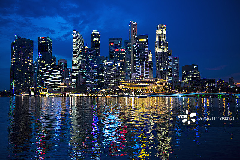 新加坡海滨附近的照明建筑图片素材