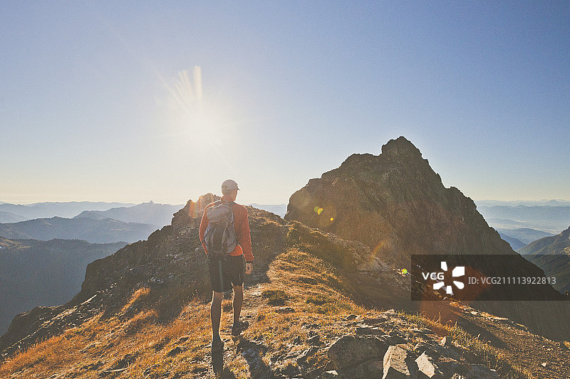 背包客接近托米霍伊峰图片素材