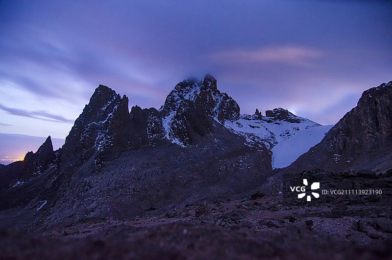 日出时肯尼亚山的陡峭山壁图片素材