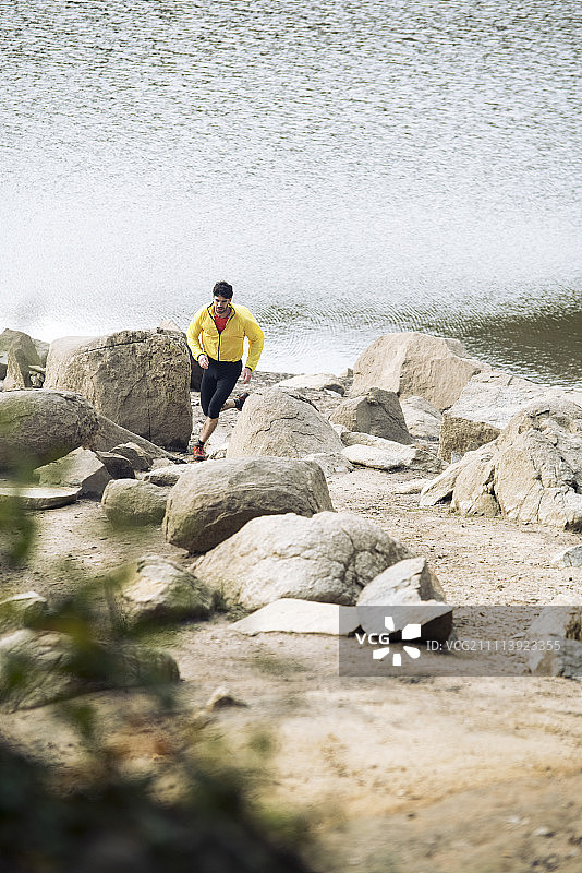 在西班牙巴塞罗那圣达菲湖岸边跑步的男人图片素材