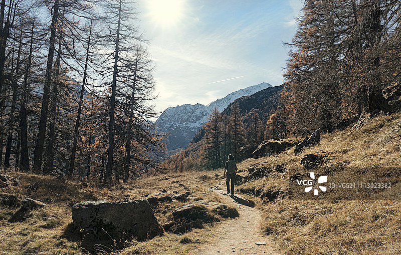 一位年轻女子在瓦莱州瑞士阿尔卑斯山享受秋天图片素材