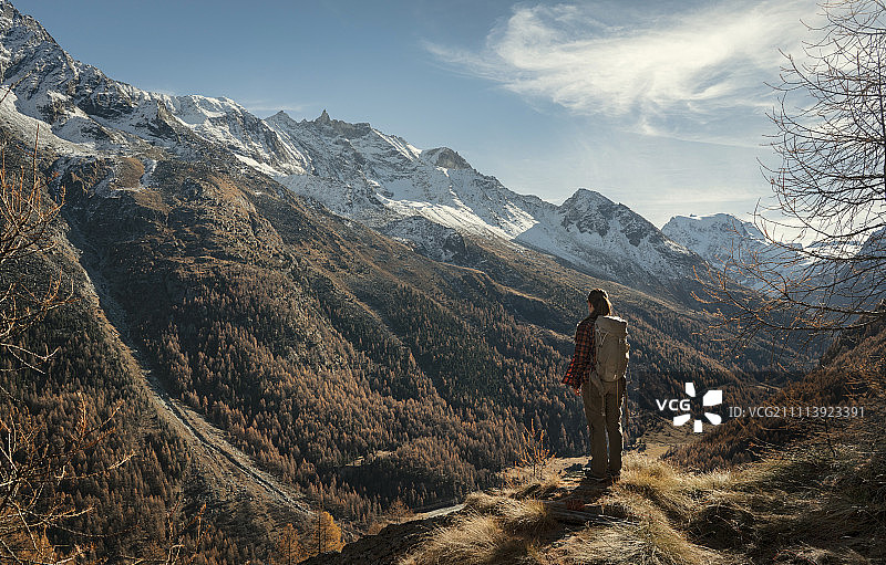 年轻女子在瓦莱州探索瑞士阿尔卑斯山图片素材