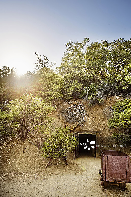 山丘下的废弃矿井图片素材