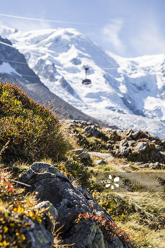 勃朗峰背景下的南针峰缆车图片素材