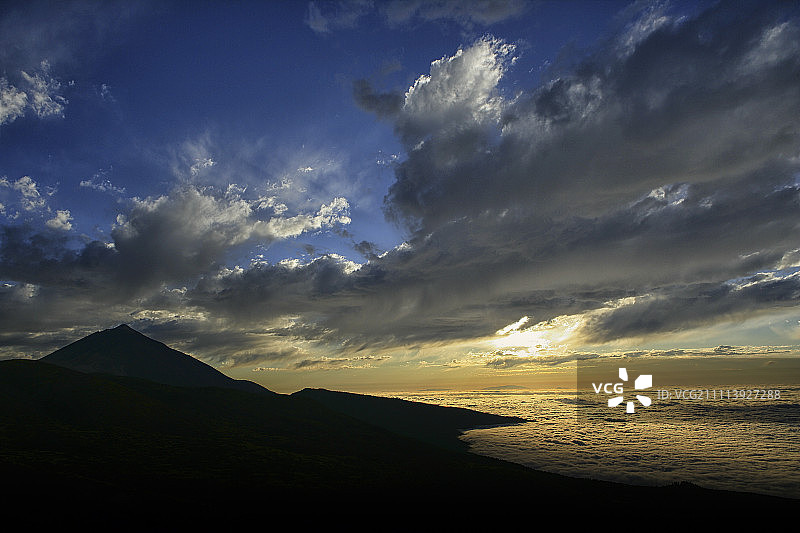 泰德国家公园的海洋和山脉剪影图片素材