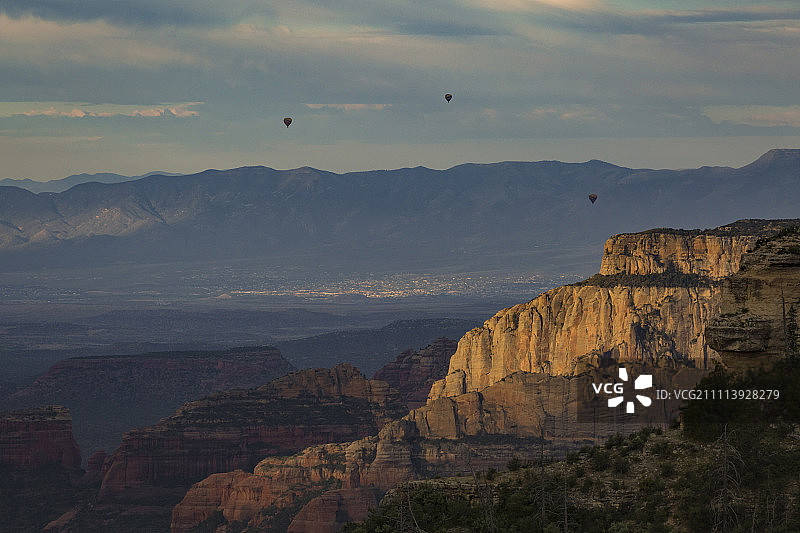 美国亚利桑那州塞多纳峡谷上空的热气球图片素材