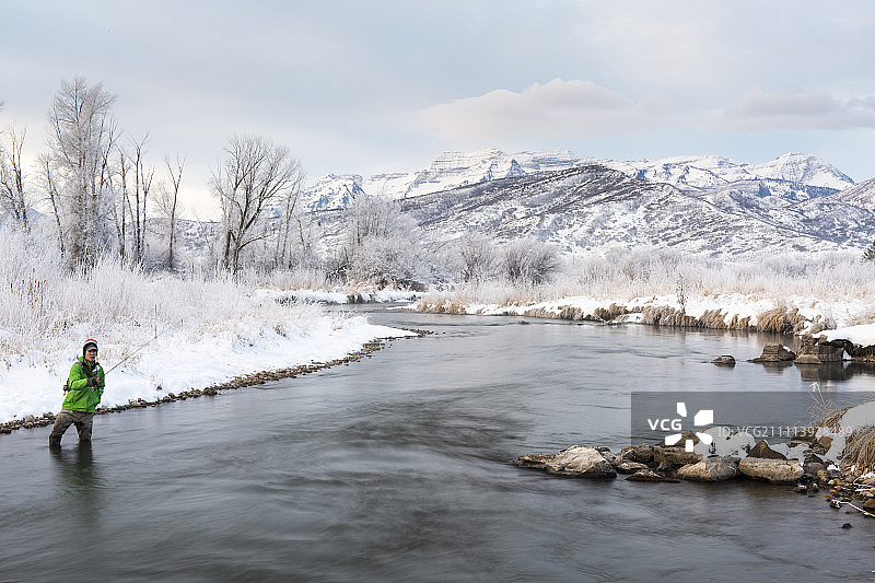 冬季在普罗沃河中段飞蝇钓鱼图片素材