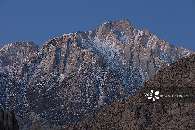 加利福尼亚州日出前的孤松峰图片素材