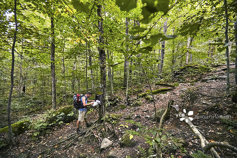在阿巴拉契亚小径登记的男人图片素材