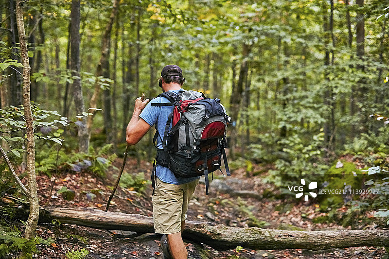 一个男人沿着阿帕拉契小径徒步旅行图片素材