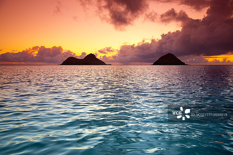 夏威夷瓦胡岛凯卢阿拉尼凯海滩与莫库卢阿岛图片素材