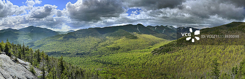横跨约翰斯布鲁克山谷的阿迪朗达克大岭大滑山景色图片素材