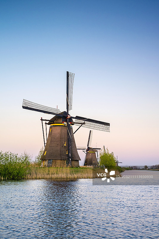 日落时波尔德的荷兰历史风车图片素材