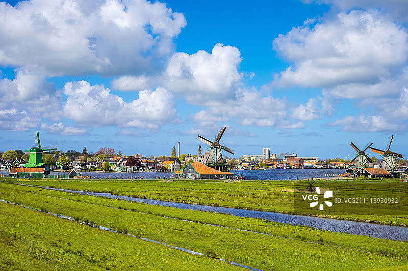 赞瑟斯汉斯村庄的历史风车和房屋图片素材