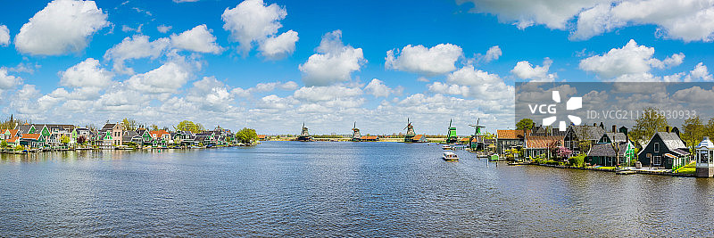 赞斯安斯村庄的历史风车和房屋景观图片素材