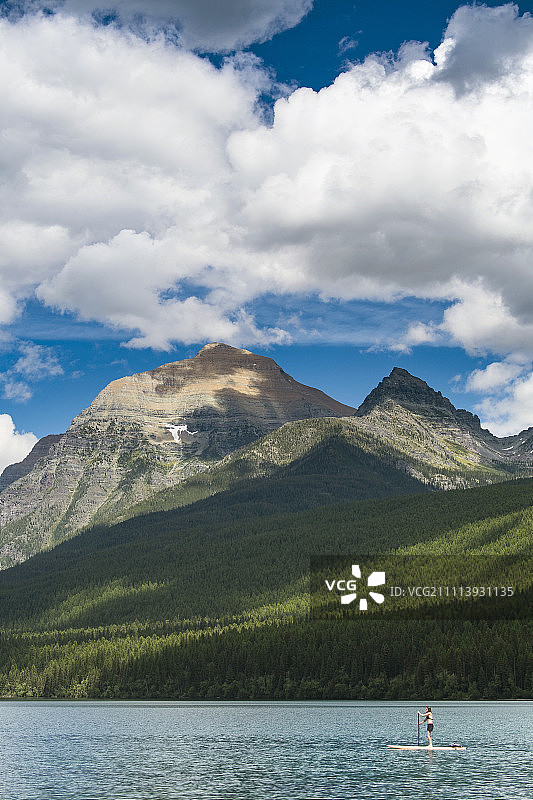 女人在冰川国家公园的弓箭手湖上划桨图片素材