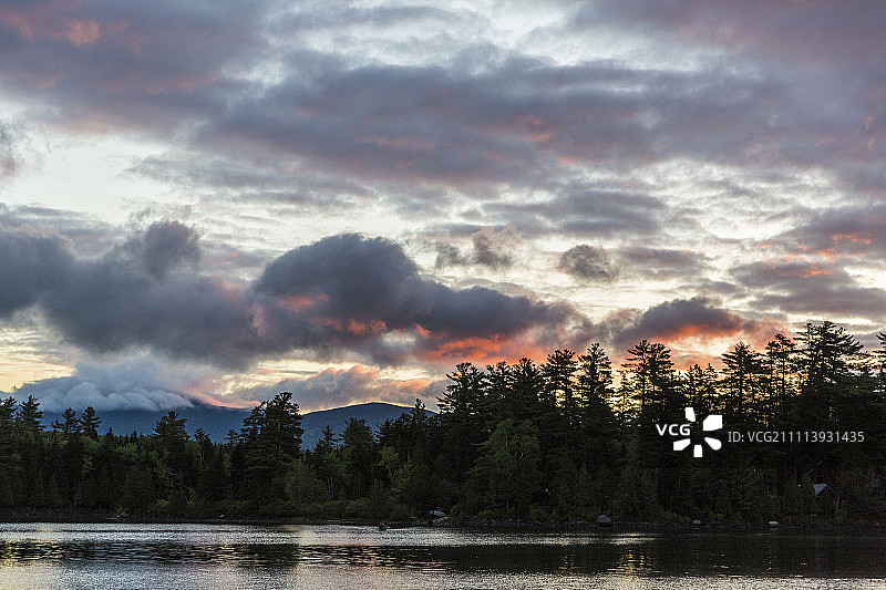 缅因州格林维尔附近长塘的黎明图片素材