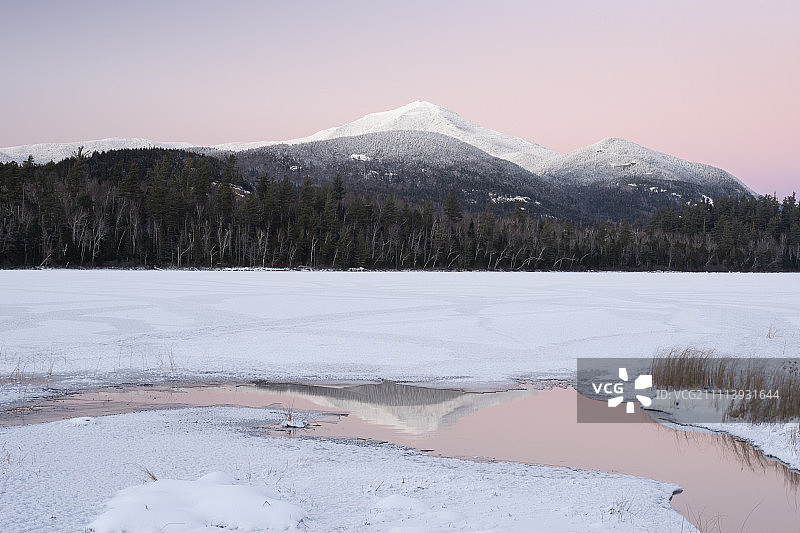 阿迪朗达克山脉背景下的怀特费斯山雪景图片素材