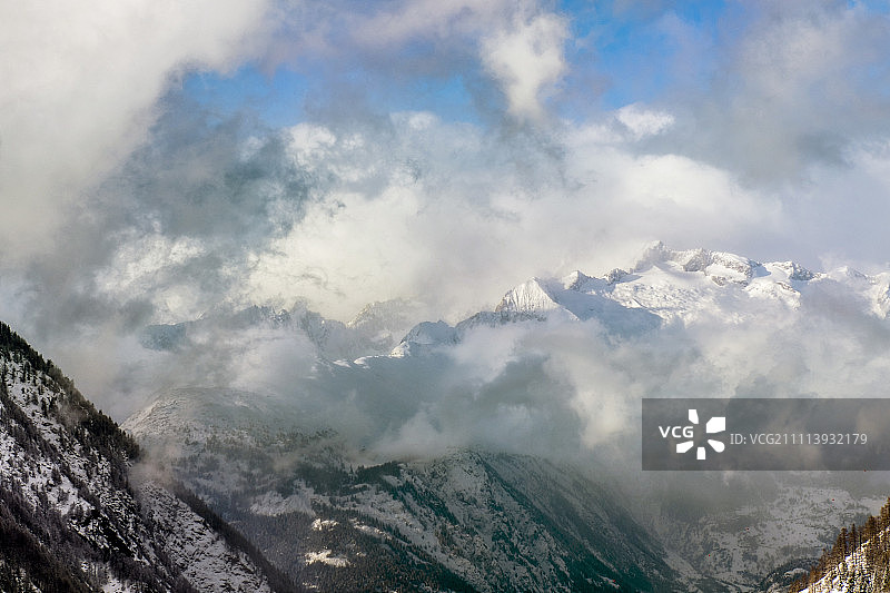 辛普隆山口的阴天山景图片素材