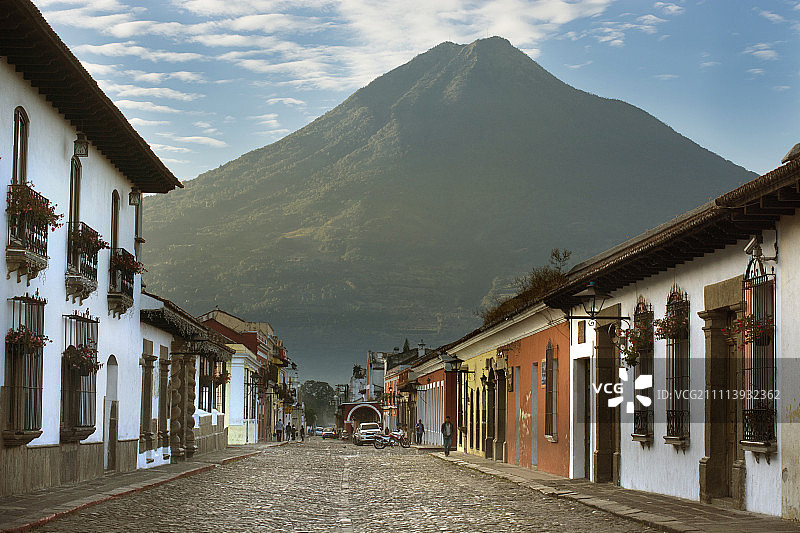 危地马拉安提瓜阿瓜火山的房屋景观图片素材