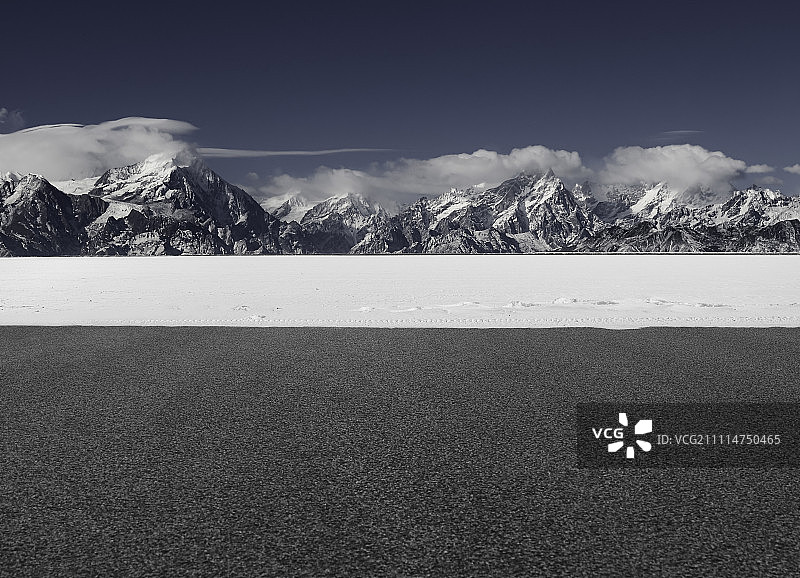 云雾缭绕的雪山和荒野公路图片素材