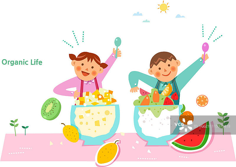 男孩和女孩吃有机水果冰沙图片素材