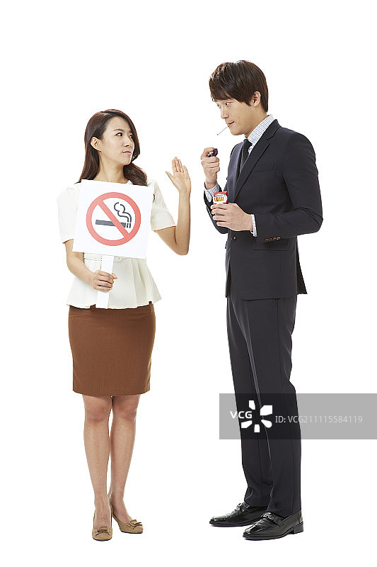 女人手持禁烟牌，吸烟商人旁图片素材