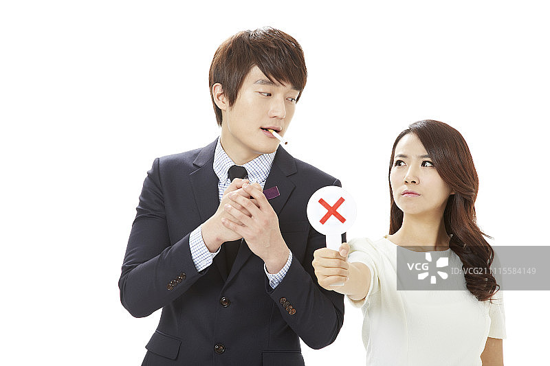 女人拿着X标志站在吸烟商人旁边图片素材