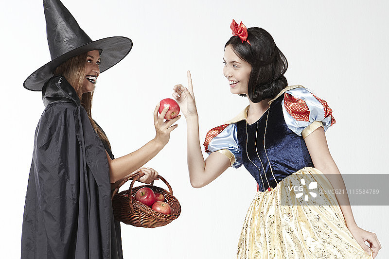 女巫向白雪公主推荐苹果图片素材