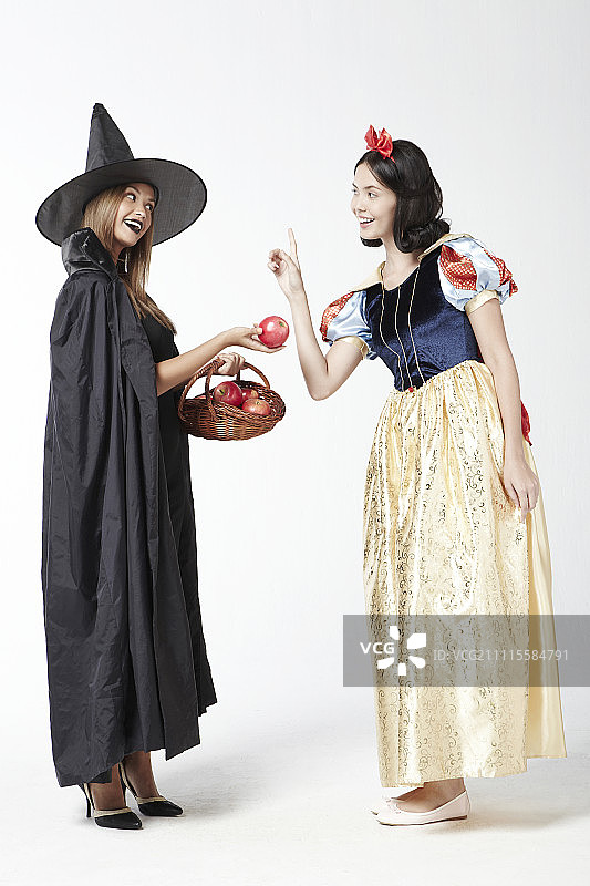 女巫向白雪公主推荐苹果图片素材