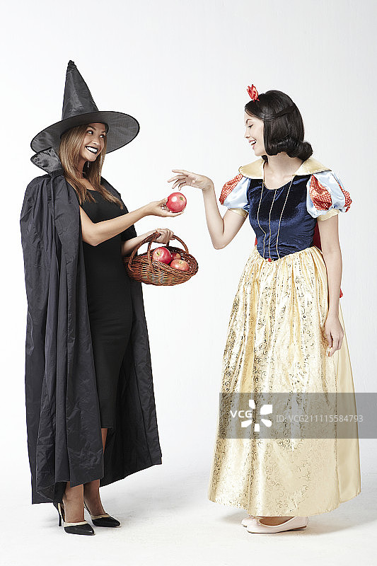 女巫向白雪公主推荐苹果图片素材