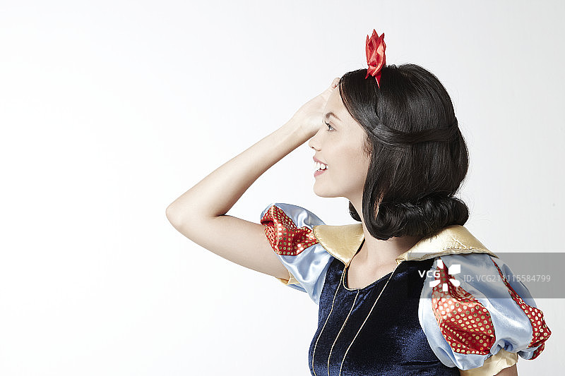 穿着白雪公主服装的女人图片素材