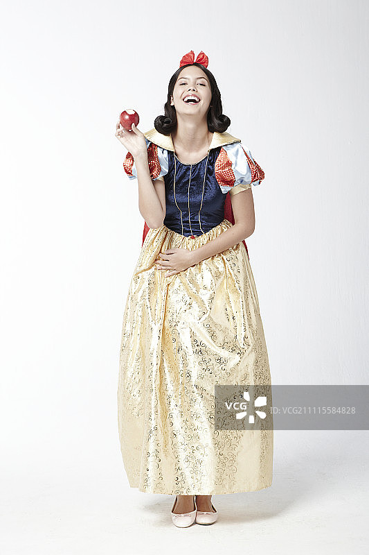 穿着白雪公主服装的女人拿着一个苹果图片素材