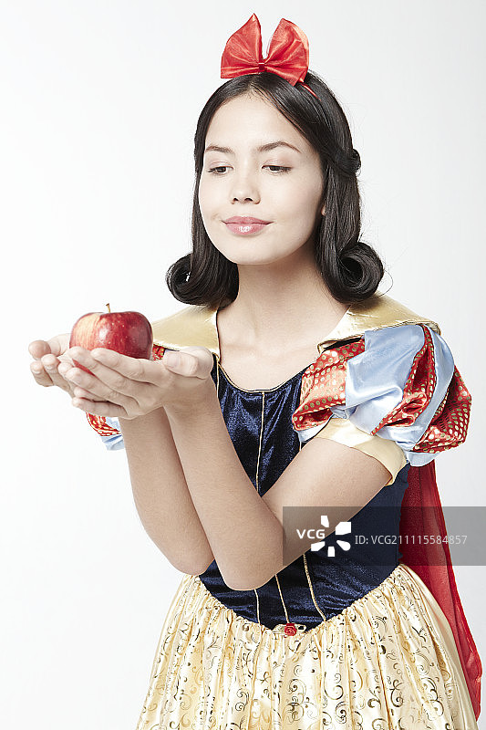 穿着白雪公主服装的女人拿着一个苹果图片素材