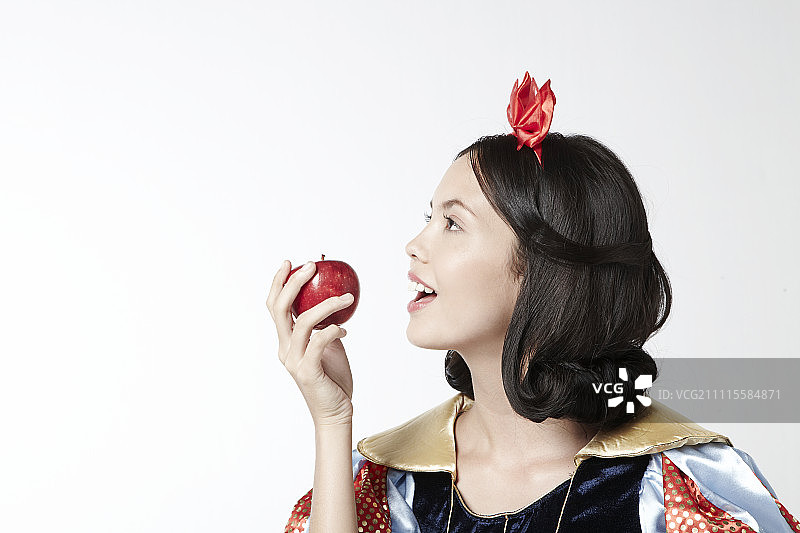 穿着白雪公主服装的女人拿着一个苹果图片素材
