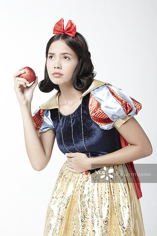 穿着白雪公主服装的女人拿着一个苹果图片素材