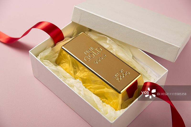 礼品盒中的金条图片素材