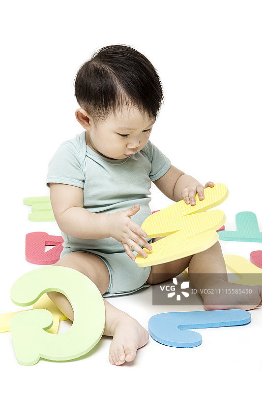 宝宝玩玩具字母图片素材