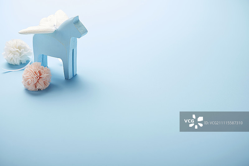 蓝色背景上的翅膀玩具马图片素材