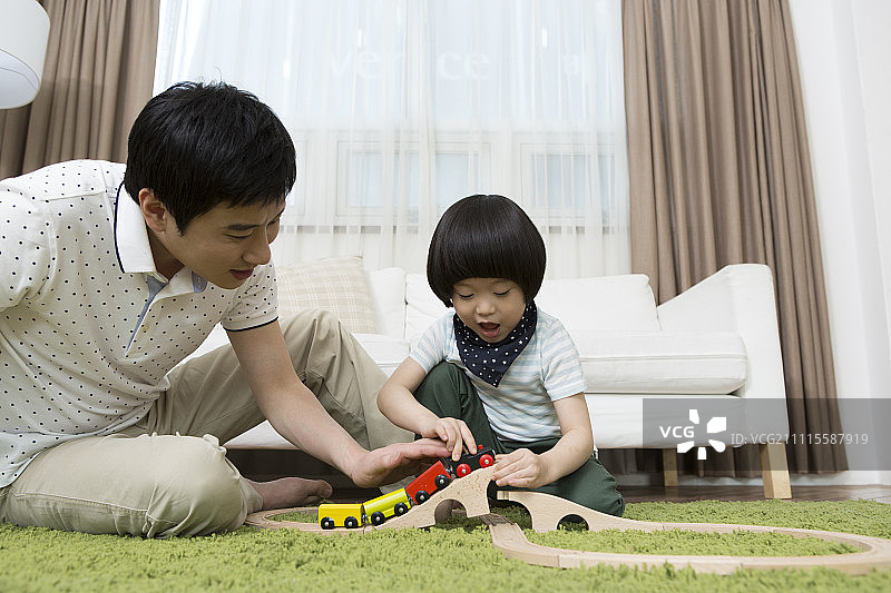 父子在客厅玩耍图片素材