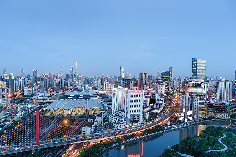 上海火车站夜景图片素材