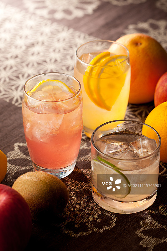 团花刺绣上的水果和鸡尾酒图片素材