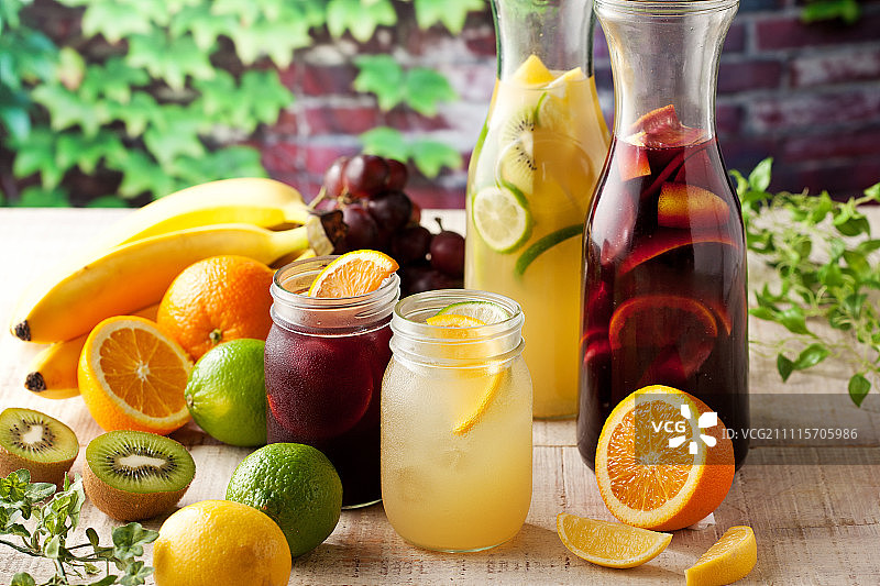 庭院午餐桌上的桑格利亚酒图片素材