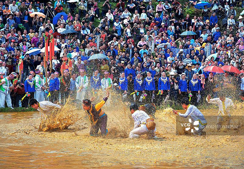 侗寨抢鱼塘图片素材